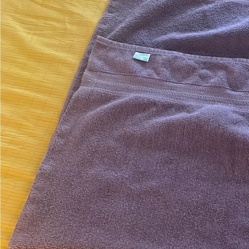 EUC - Better Homes & Gardens Bath Towel